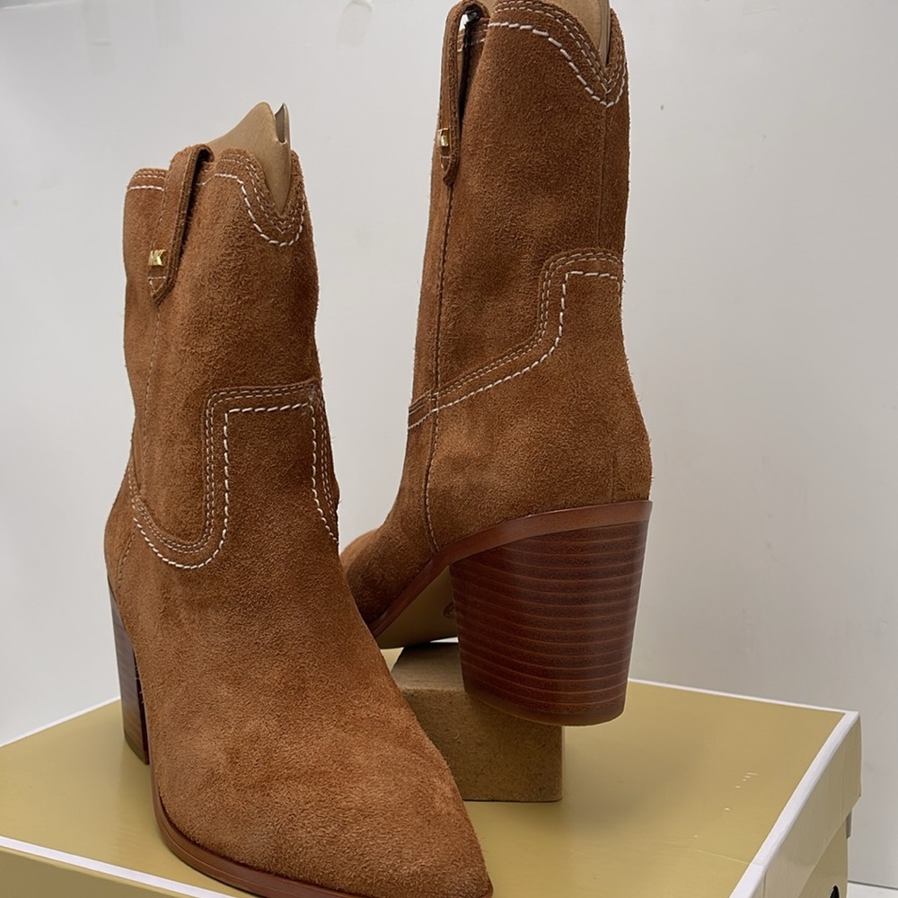 Michael Kors WAVERLY HEELED BOOTIE JUNGLE SUEDE
49F4WVME6S
LUGGAGE - Picture 10 of 16